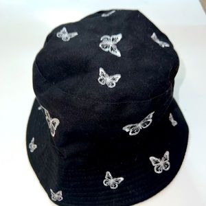 Black reversible bucket hat